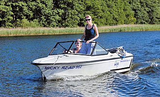 Ein kleineres Motorsportboot fährt über einen See.