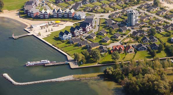 Fahrgastschiff-Anleger Hafendorf Müritz Fahrgastschiff der WEißen Flotte legt auf der Müritz im Hafendorf Müritz an.
