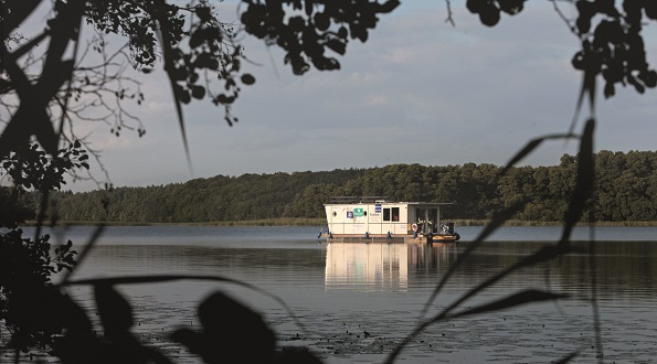 Schwimmendes Ferienhaus an der Mecklenburgischen Seenplatte